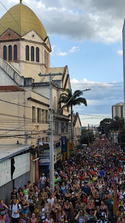 Foto 11 de 16 — Cordão da Luz Divina toma ruas de Araraquara em cortejo; veja fotos